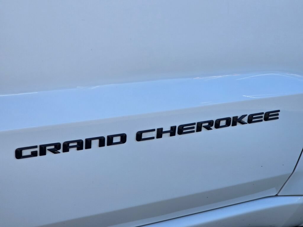 Used 2015 Jeep Grand Cherokee Altitude AWD/4WD image 14