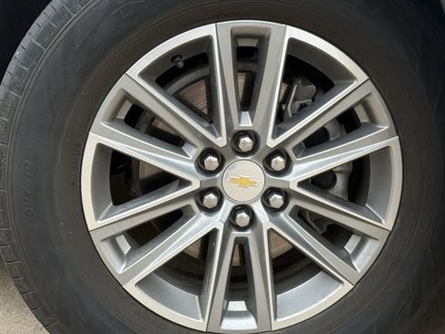 Used 2023 Chevrolet Traverse LT FWD image 9