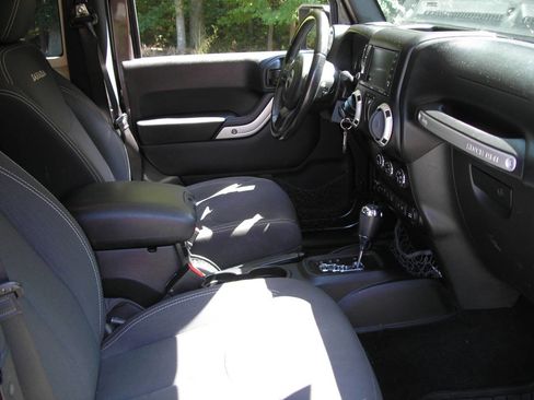 Used 2017 Jeep Wrangler Sahara w/ Connectivity Group image 5