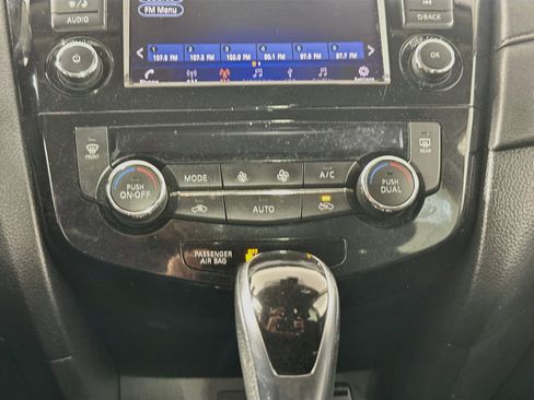 Used 2020 Nissan Rogue SV FWD image 22