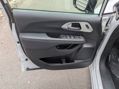 Used 2023 Chrysler Pacifica Limited w/ S Appearance Package image 13