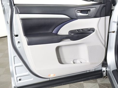 Used 2017 Toyota Highlander XLE image 25