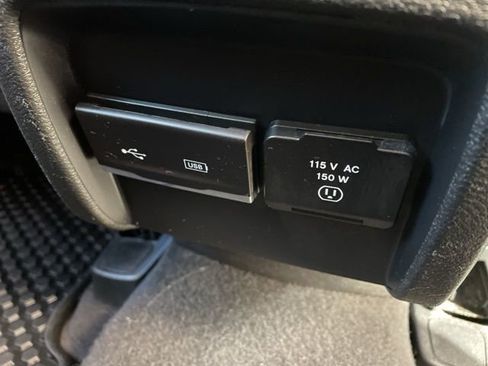 Used 2019 Jeep Cherokee Latitude Plus w/ Comfort/Convenience Group image 17