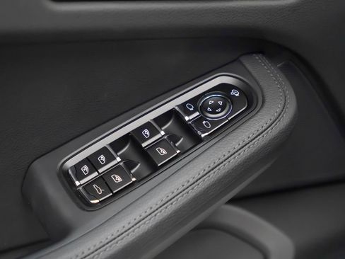 Used 2026 Porsche Macan AWD/4WD image 23