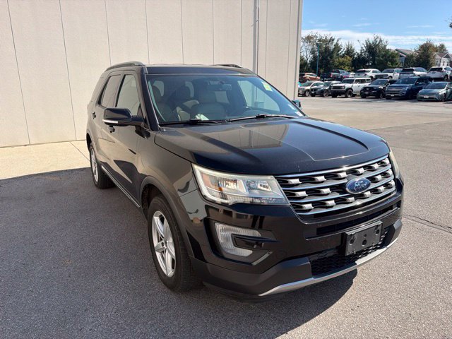 Used 2017 Ford Explorer XLT w/ Equipment Group 202A AWD/4WD image 2