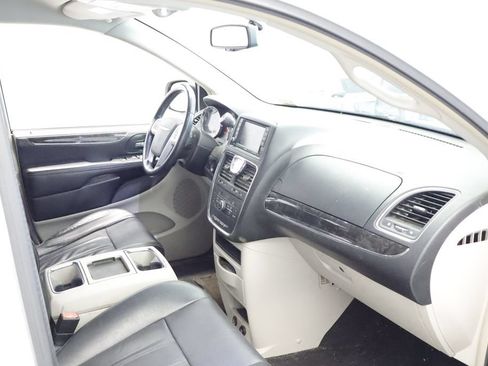 Used 2014 Chrysler Town & Country Touring FWD image 18
