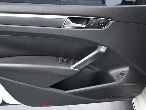 Used 2017 Volkswagen Passat 1.8T R-Line w/ R-Line Lighting Package FWD image 11