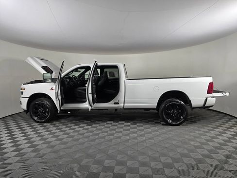 New 2026 RAM 2500 Laramie AWD/4WD image 16
