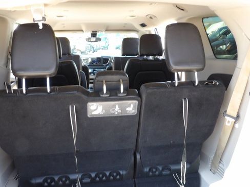 Used 2020 Chrysler Voyager Lxi FWD image 29