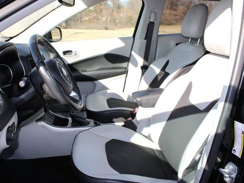 Used 2018 Jeep Compass Latitude w/ Popular Equipment Group image 19