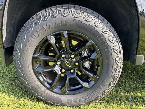 New 2025 Chevrolet Colorado Z71 w/ Midnight Edition image 3