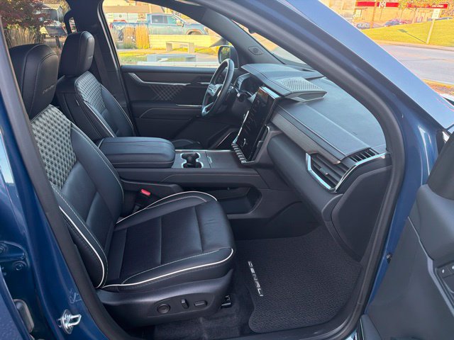 Used 2025 GMC Acadia Denali AWD/4WD image 13
