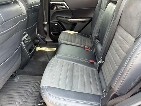 Used 2025 Mitsubishi Outlander SE FWD image 22