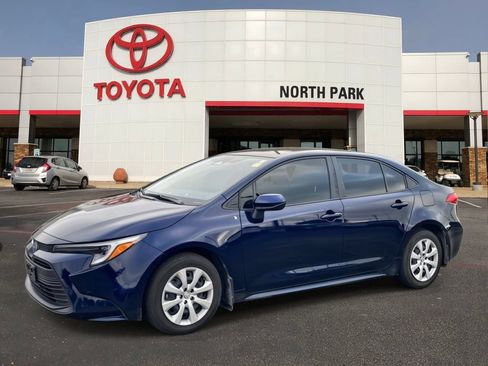 Used 2025 Toyota Corolla LE FWD image 1