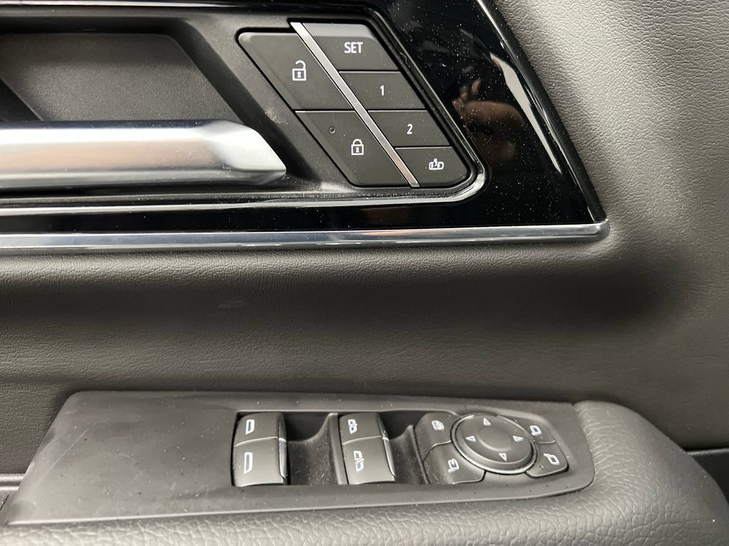 Used 2025 GMC Yukon XL Denali RWD image 15