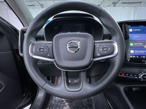 Used 2025 Volvo XC40 B5 Plus image 8