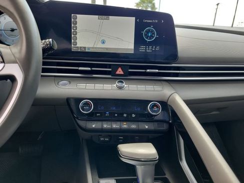 Used 2025 Hyundai Elantra SEL image 14