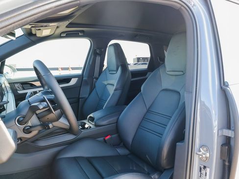 New 2025 Porsche Cayenne image 5