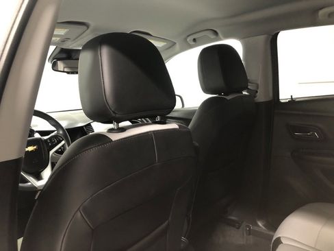 Used 2022 Chevrolet Trax LT w/ LT Convenience Package image 16