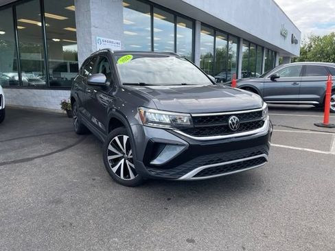 Used 2023 Volkswagen Taos SE w/ Panoramic Sunroof Package FWD image 3