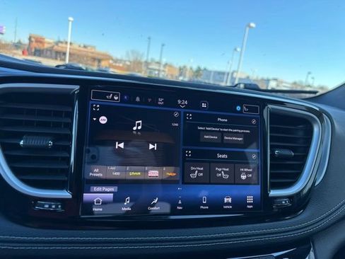 Used 2021 Chrysler Pacifica Touring-L w/ S Appearance Package image 17