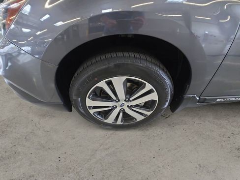 Used 2018 Subaru Outback 2.5i Limited AWD/4WD image 9