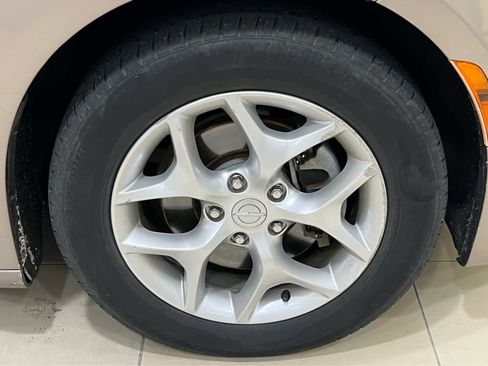 Used 2017 Chrysler Pacifica Touring-L w/ Tire & Wheel Group FWD image 3