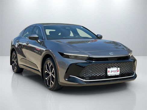 Used 2023 Toyota Crown Limited image 3