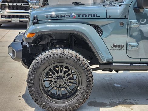 Used 2024 Jeep Gladiator Sport AWD/4WD image 10