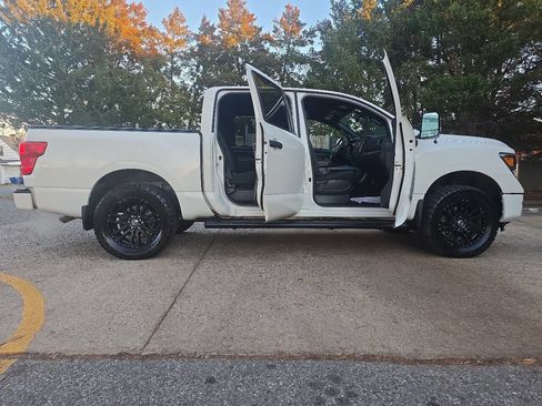 Used 2018 Nissan Titan XD image 7