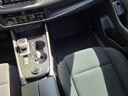 Used 2025 Nissan Rogue S image 16