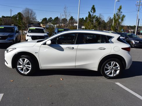 Used 2017 INFINITI QX30 Premium w/ Navigation Package image 6