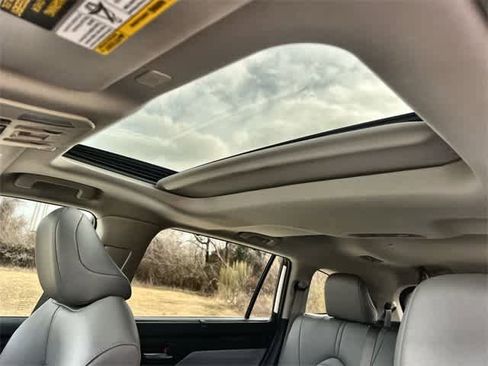 Used 2024 Toyota Highlander XLE image 32