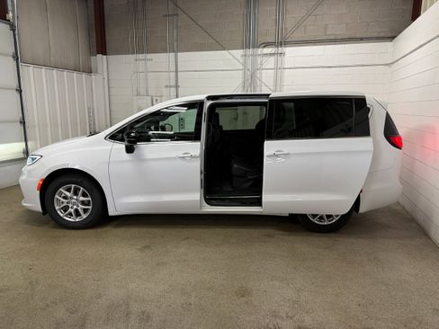 Used 2025 Chrysler Pacifica Select FWD image 6