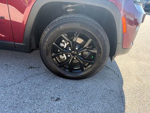 Used 2025 Jeep Grand Cherokee Altitude image 51