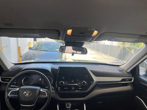 Used 2025 Toyota Highlander LE FWD image 35