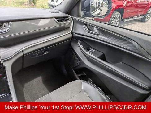 Used 2023 Jeep Grand Cherokee L Laredo AWD/4WD image 16