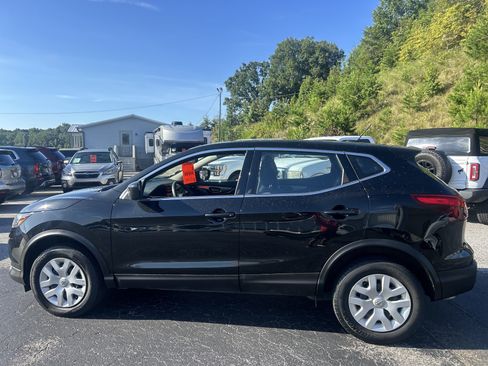 Used 2018 Nissan Rogue Sport S FWD image 3