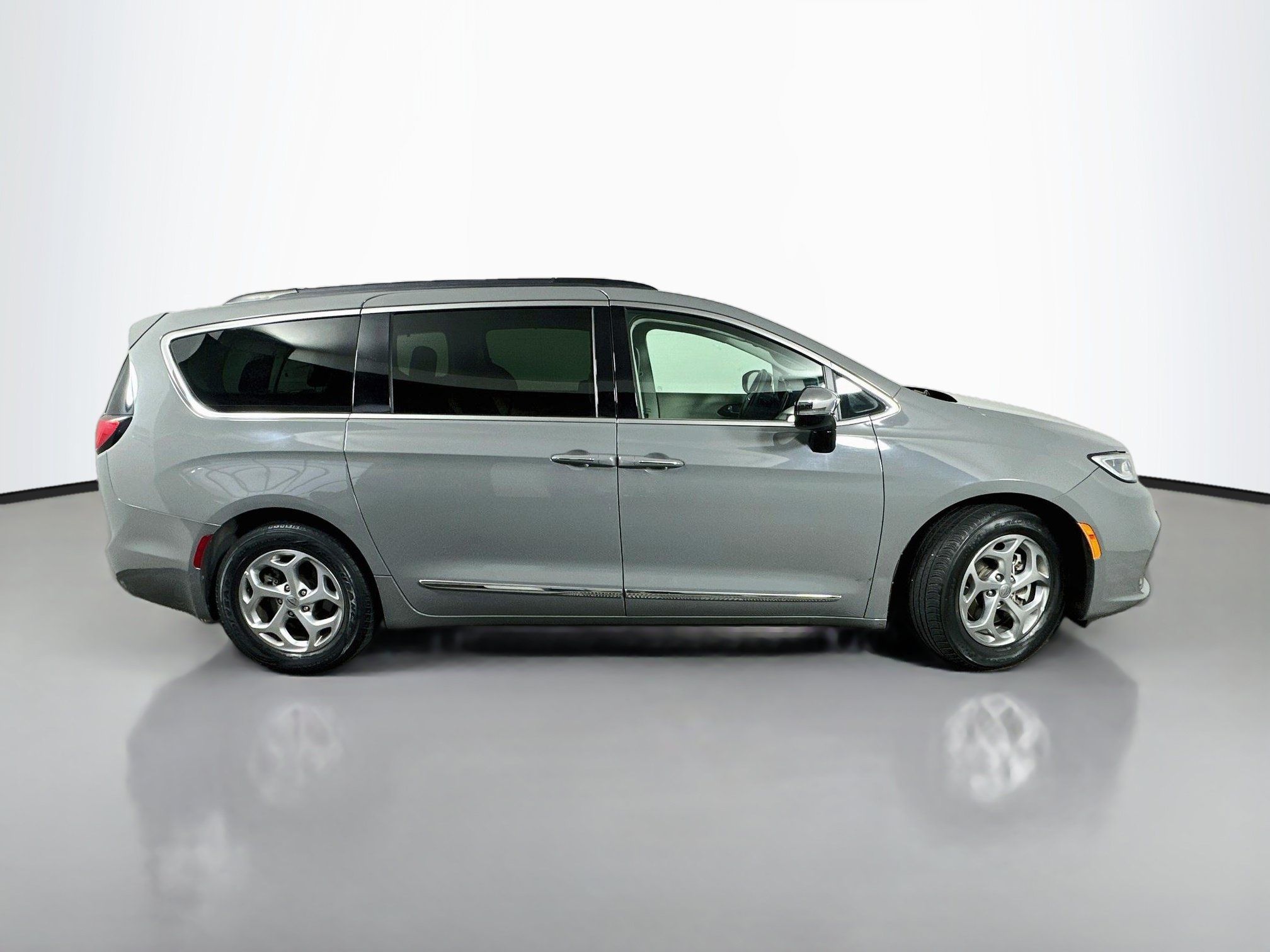 Used 2023 Chrysler Pacifica Limited FWD image 8