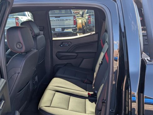 Used 2025 Chevrolet Colorado Z71 w/ Midnight Edition image 15