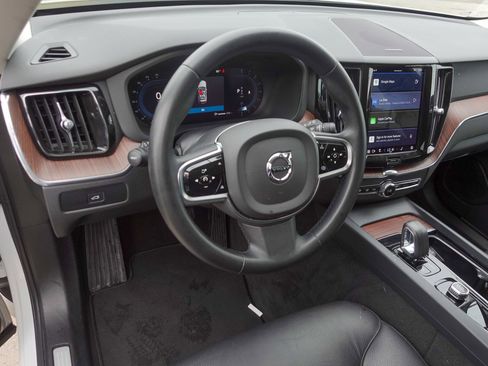 Used 2023 Volvo XC60 B5 Plus image 9