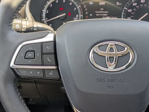Used 2020 Toyota Highlander XLE AWD/4WD image 20