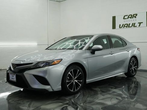 Used 2020 Toyota Camry SE FWD image 1