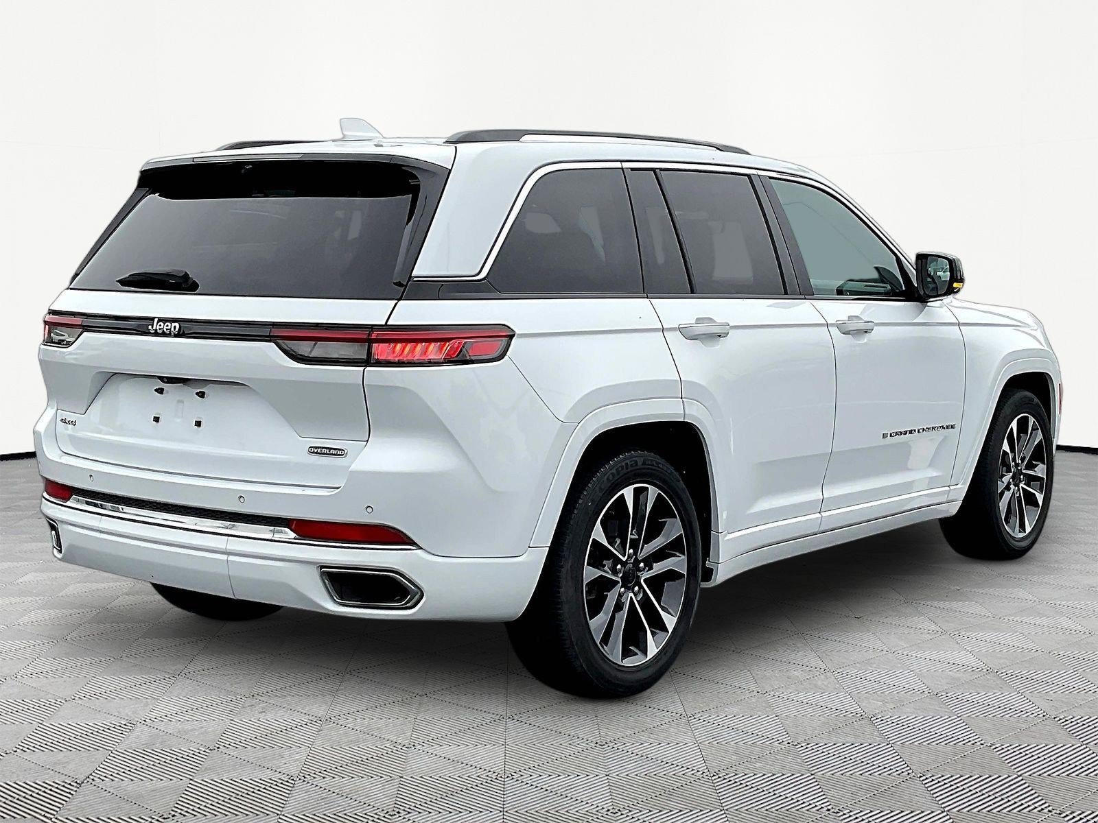 Used 2022 Jeep Grand Cherokee Overland w/ Luxury Tech Group IV AWD/4WD image 6