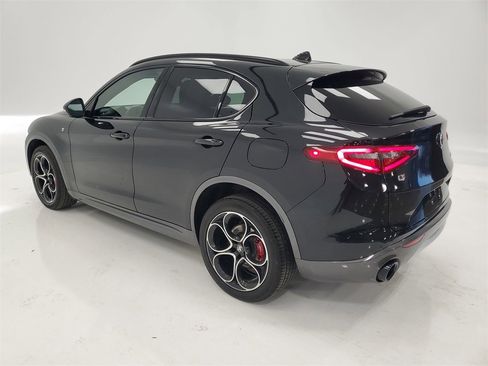 Used 2023 Alfa Romeo Stelvio Ti image 5