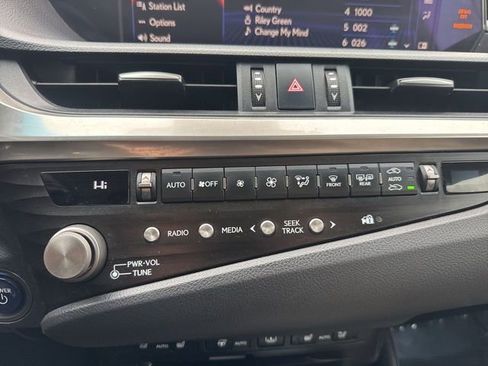 Used 2021 Lexus ES 300h w/ Accessory Package image 26