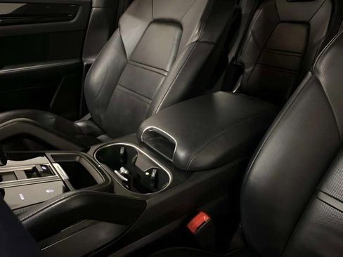 Used 2019 Porsche Cayenne w/ Premium Package image 64