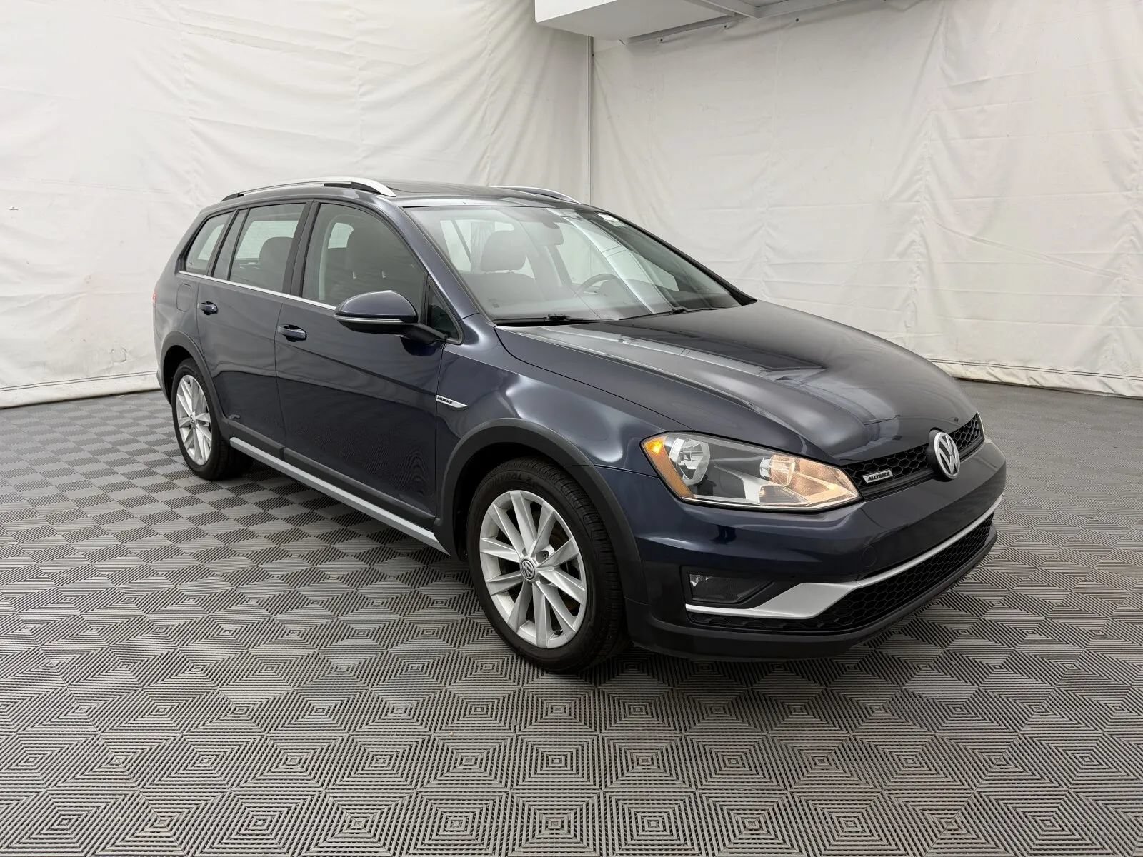 Used 2017 Volkswagen Golf Alltrack SE AWD/4WD image 4