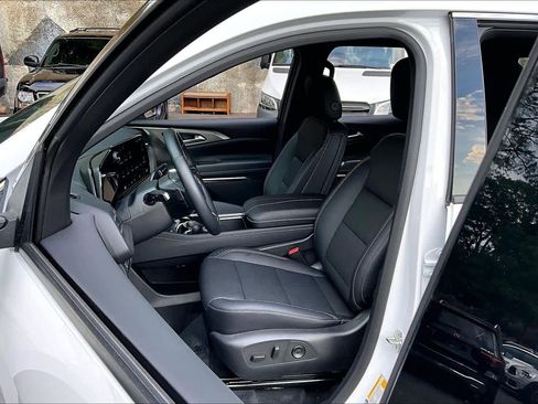 Used 2026 Chevrolet Traverse LT w/ Driver Confidence Package image 8