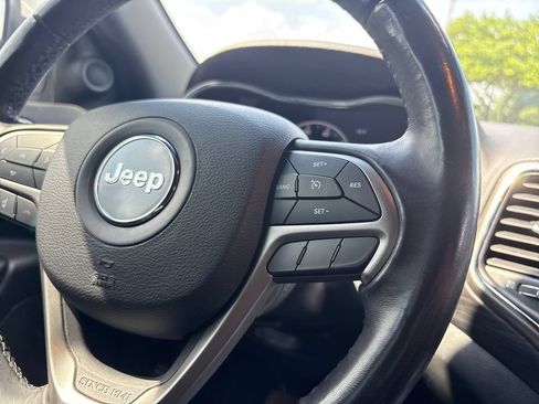 Used 2020 Jeep Grand Cherokee Laredo RWD image 25